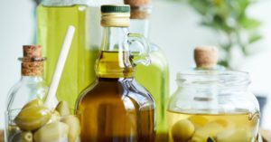 Das Foto zeigt Oliven und Olivenöl als Sinnbild für die richtige Ernährung für gesunde Faszien
