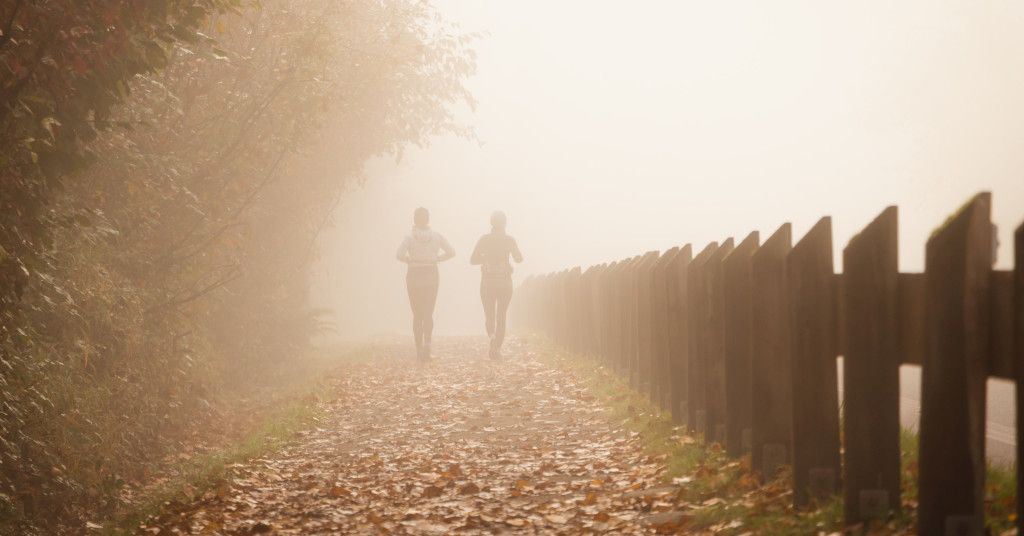 Das Foto zeigt zwei Menschen beim Joggen in der Natur als Sinnbild für therapeutisches Outdoor Training