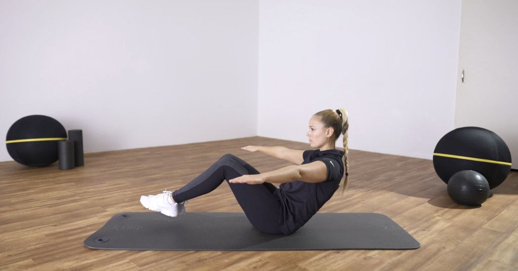 Das Foto zeigt die Trainerin Sarah beim Vormachen einer Rückenübung im Online Präventionskurs Rückenfit