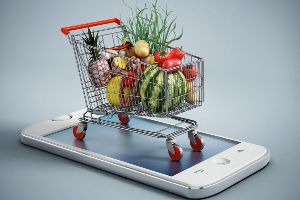 Das Foto zeigt einen Einkaufswagen mit Lebensmitteln auf einem Smartphone als Beispiel für die einfache Nutzung von Online-Supermärkten und Lieferdiensten für eine gesunde Ernährung.