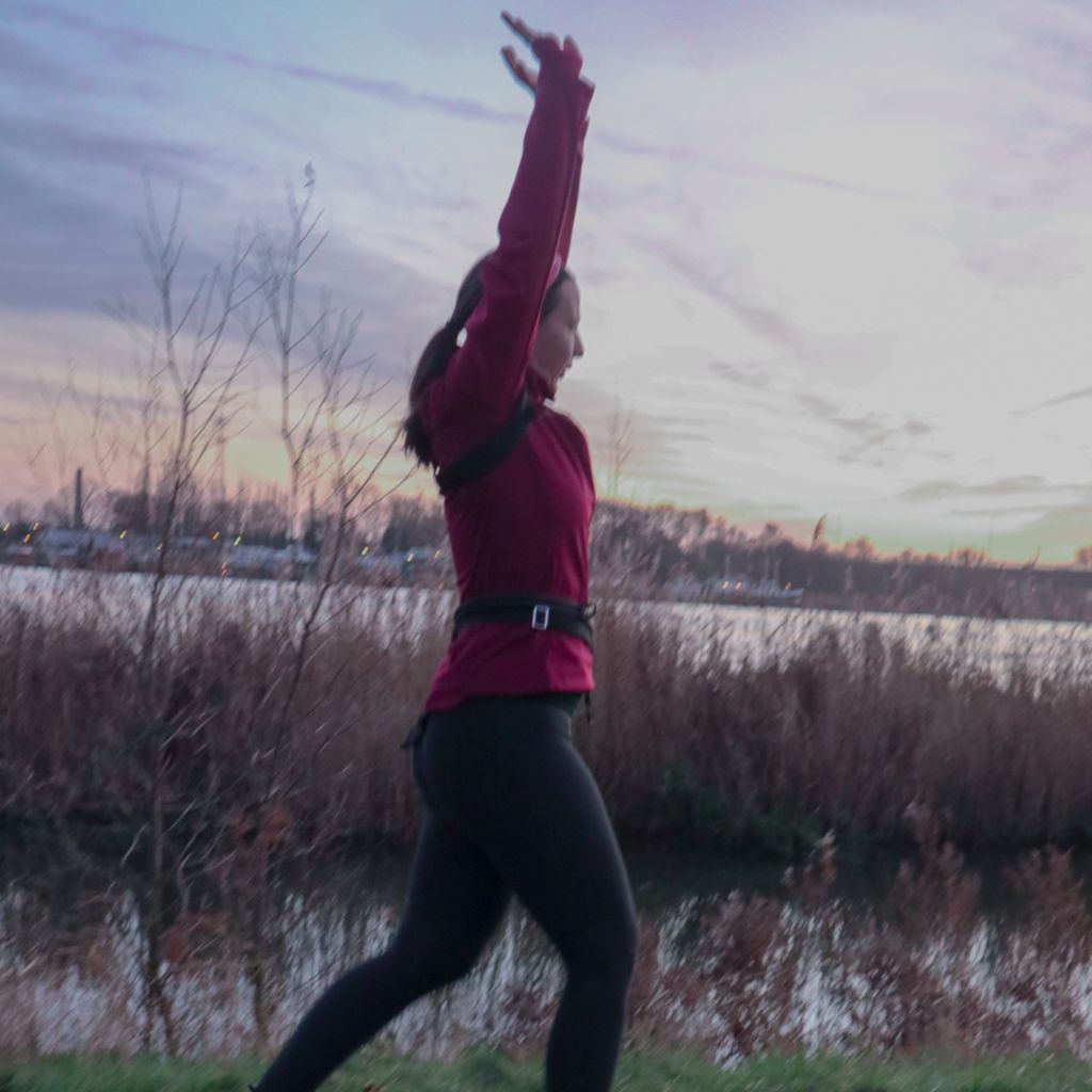 Das Foto zeigt die Autorin beim Dehnen als einem wichtigen Tipp für Jogging ohne Schmerzen