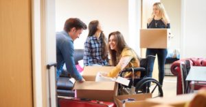 Das Foto zeigt eine Gruppe junger Menschen die sich gegenseitig helfen zum Beitrag der Johanniter rund um das Wohnen mit Handicap.