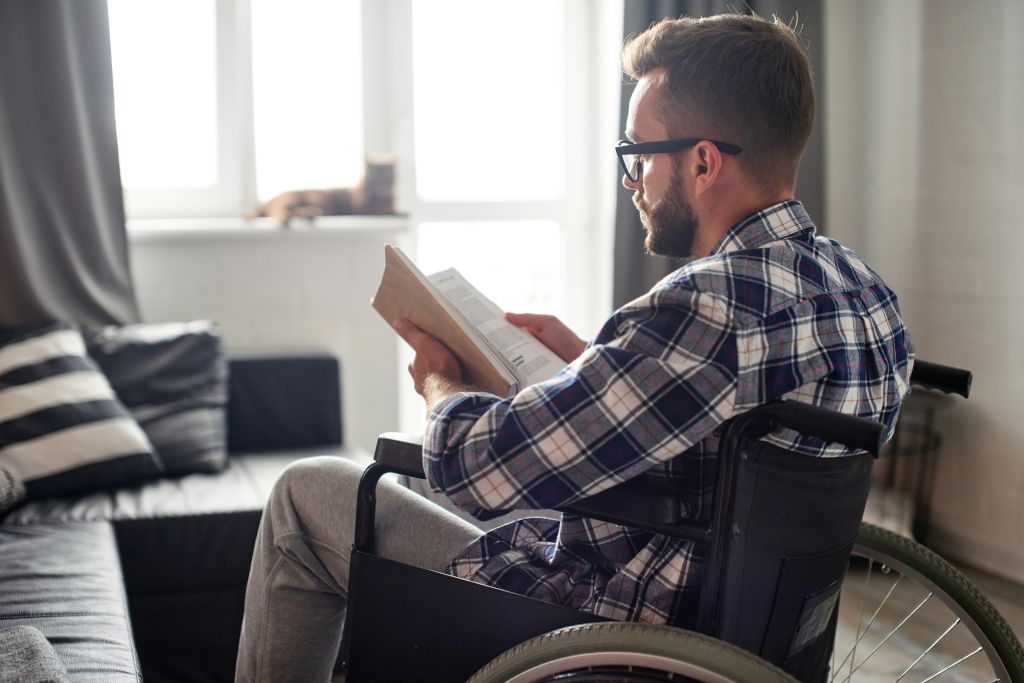 Das Foto im Beitrag der Johanniter rund um das Wohnen mit Handicap zeigt einen jungen Mann im Rollstuhl.