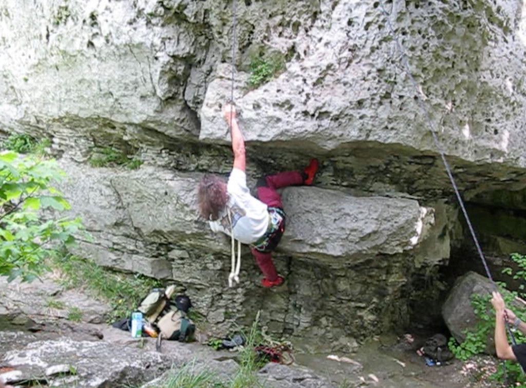 Das Bild zeigt Klettern lernen am Fels mit Sicherungsseil