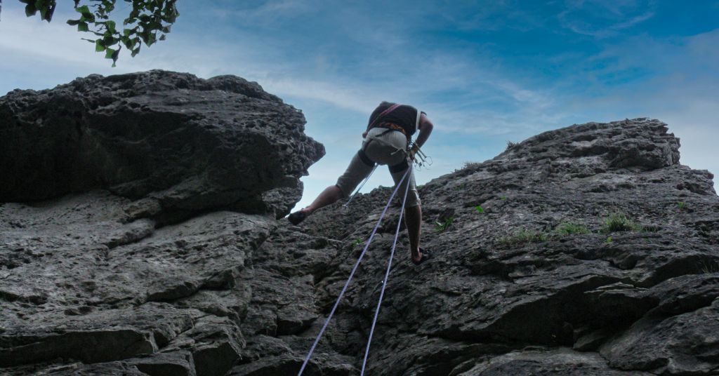 Das Bild zeigt Stefan Hugo beim Klettern lernen