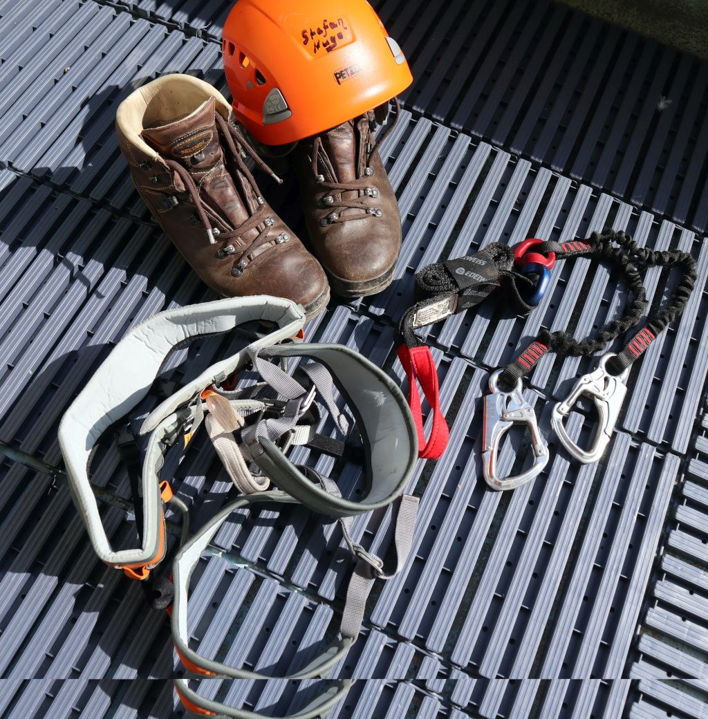 Das Bild zeigt die Ausrüstung für das Nutzen vom Klettersteig hier im Beitrag Klettersteige