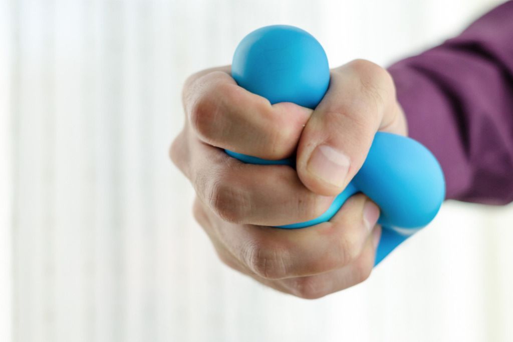 Das Bild zeigt einen Knetball in einer Hand als einem Handtrainer für ausgleichendes Handtraining hier im Beitrag "Die Maushand, der Mausarm, was kannst du tun"