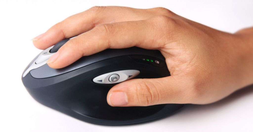 Das Bild zeigt eine Hand auf einer Computermaus als Beispiel für die unnatürliche Positionierung hier im Beitrag "Die Maushand, der Mausarm, was kannst du tun"