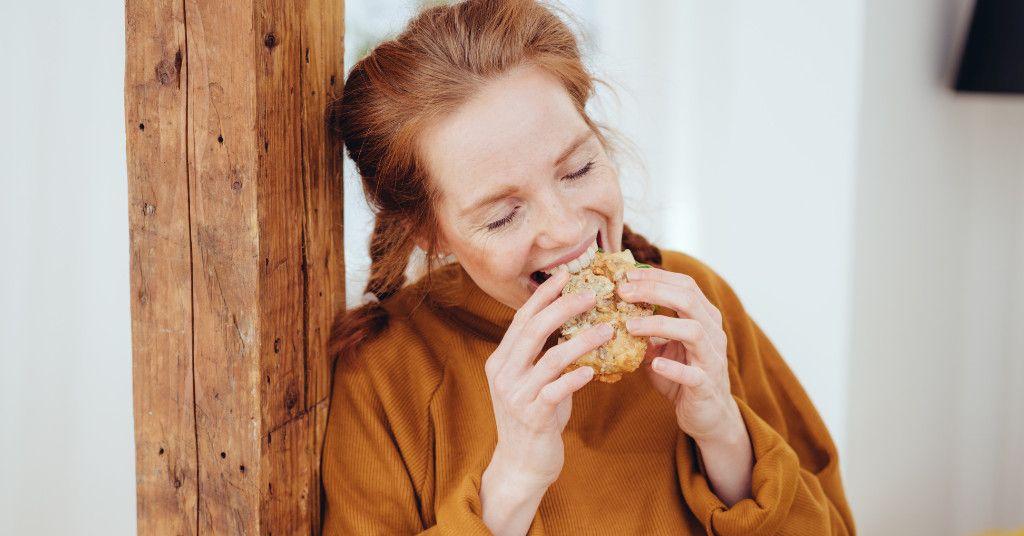 Das Foto zeigt eine Frau beim emotionalen Essen als Beispiel dafür, wie die Progressive Muskelentspannung gegen Stressessen helfen kann.