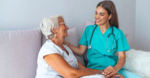 Das Bild zeigt eine Seniorin im Gespräch mit einer jungen Pflegerin als Sinnbild für eine umfängliche Aufklärung zur Pflege durch die Pflegeberatung