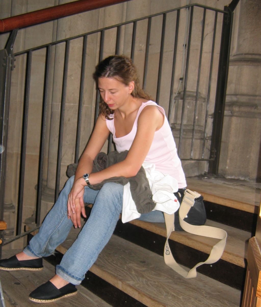 Das Bild zeigt die Autorin Carola Hugo sitzend auf einer Treppe als Beispiel dafür, dass die Progressive Muskelentspannung an jedem Ort möglich ist hier im Beitrag Progressive Muskelentspannung in einem Kurs lernen