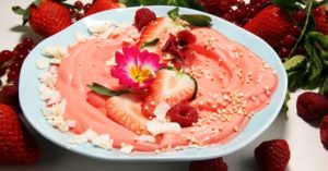 Das Foto zeigt eine Erdbeer-Eiscreme als Beispiel für Eis-Alternativen zum einfachen Selbermachen