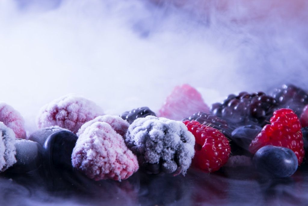 Das Foto zeigt unterschiedliche gefrorene Beeren als Beispiel für Eis-Alternativen zum einfachen Selbermachen