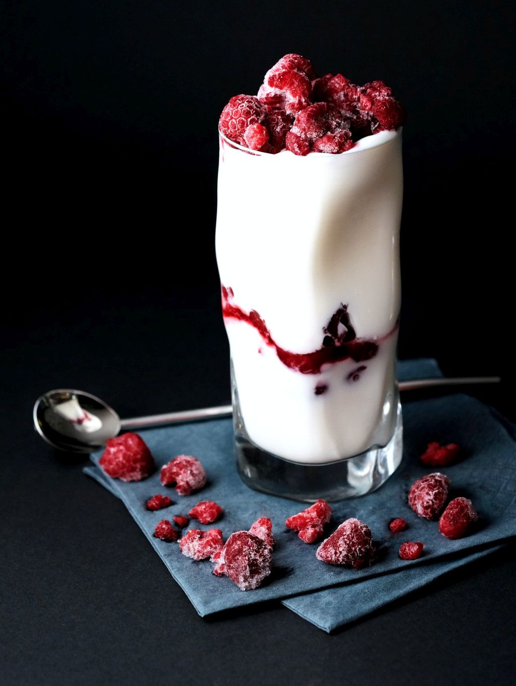 Das Foto zeigt einen Frozen Joghurt im Glas als Beispiel für Eis-Alternativen zum einfachen Selbermachen
