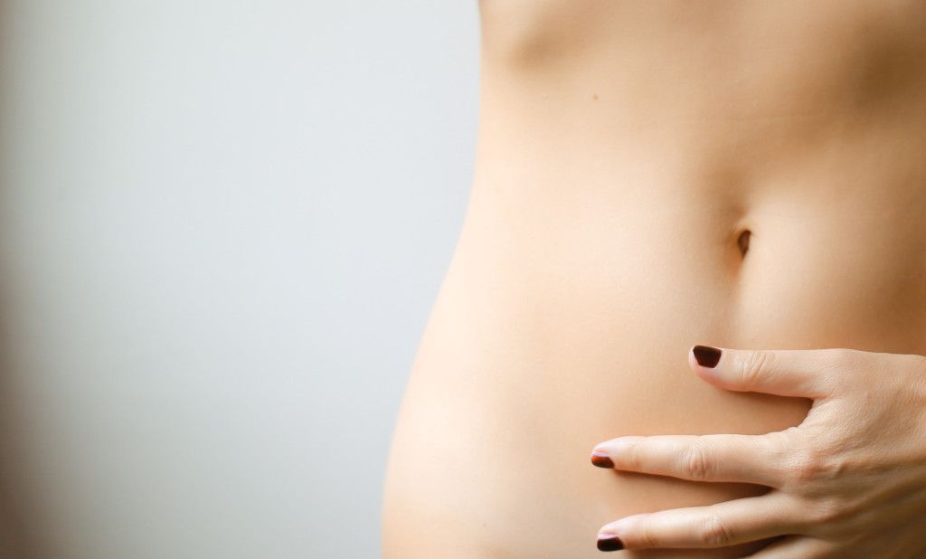 Das Bild zeigt den Bauch einer Frau als Sinnbild für die Darmgesundheit als weiterem Aspekt zur Bedeutung der richtigen Ernährung für das Immunsystem