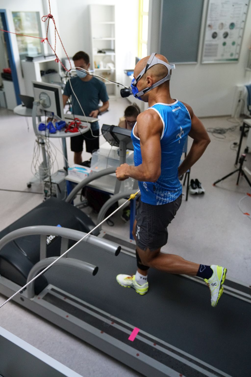 Das Bild zeigt einen Läufer auf einem Laufband im Labor bei der Analyse der Leistungssteigerung durch High-Tech im Laufschuh