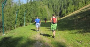 Das Foto zeigt die Autorin Ulla Schaffrath in einer Gruppe beim Outdoorsport Wandern in den Bergen