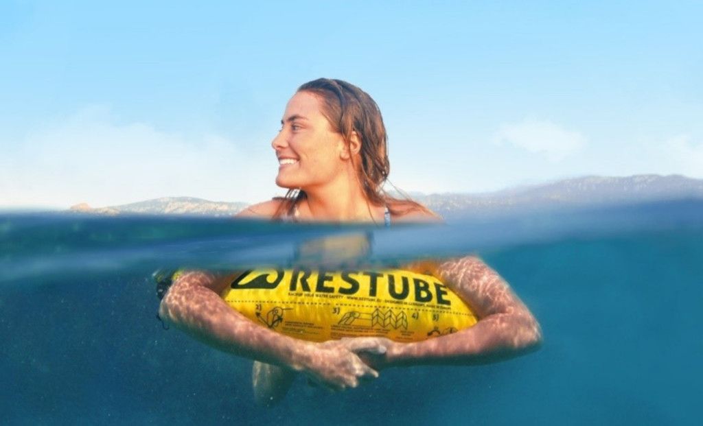 Das Bild zeigt eine Frau mit einer Restube Schwimmblase im Wasser um typische Fragen rund um SUP Yoga Übungen zu beantworten.