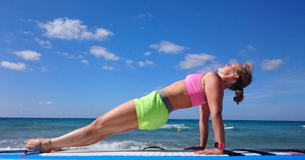Das Bild zeigt Julia Klesse bei einer der vielen SUP Yoga Übungen, dem umgedrehten Brett.