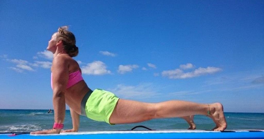 Das Bild zeigt Julia Klesse bei einer der vielen SUP Yoga Übungen, dem heraufschauenden Hund.