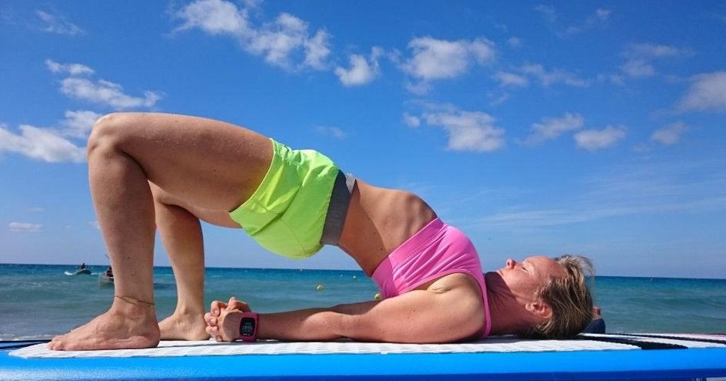 Das Bild zeigt Julia Klesse bei einer der vielen SUP Yoga Übungen, der Schulterbrücke.