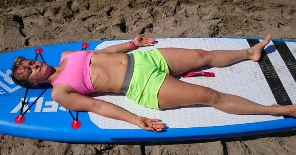 Das Bild zeigt Julia Klesse bei einer der vielen SUP Yoga Übungen, der Totenstellung.