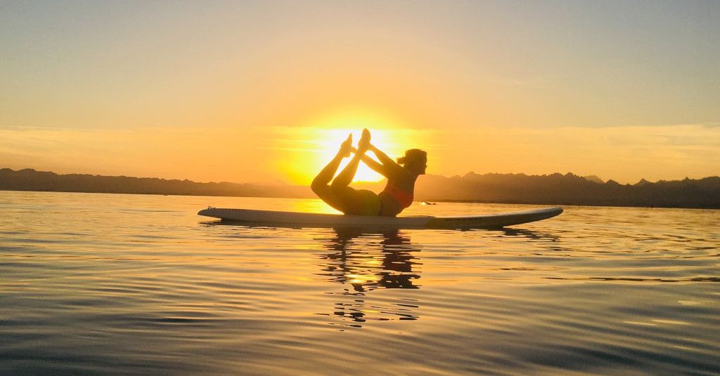 Stand Up Paddle (SUP) Yoga: Der sichere Sommertrend