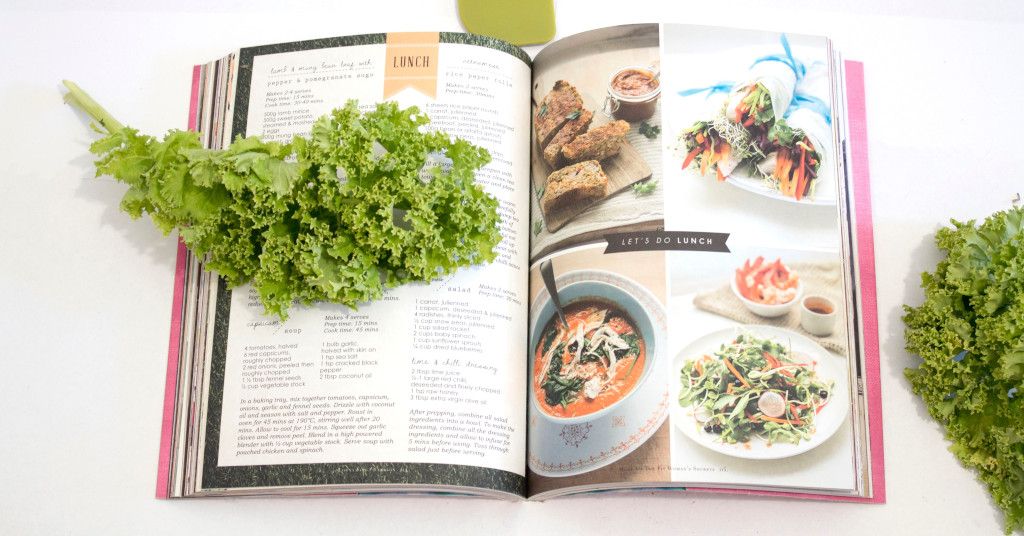 Das Bild zeigt ein aufgeschlagenes Buch mit Rezeptvorschlägen als Sinnbild für eine gesunde Ernährung mit Hilfe der richtigen Bücher
