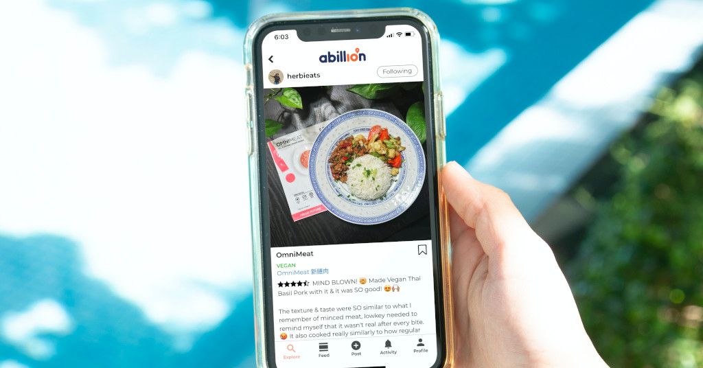 Das Bild zeigt ein Smartphone mit einem Rezeptvorschlag für veganes Essen als Sinnbild für die Unterstützung rund um eine gesunde Ernährung durch eine gute Ernährungs-App