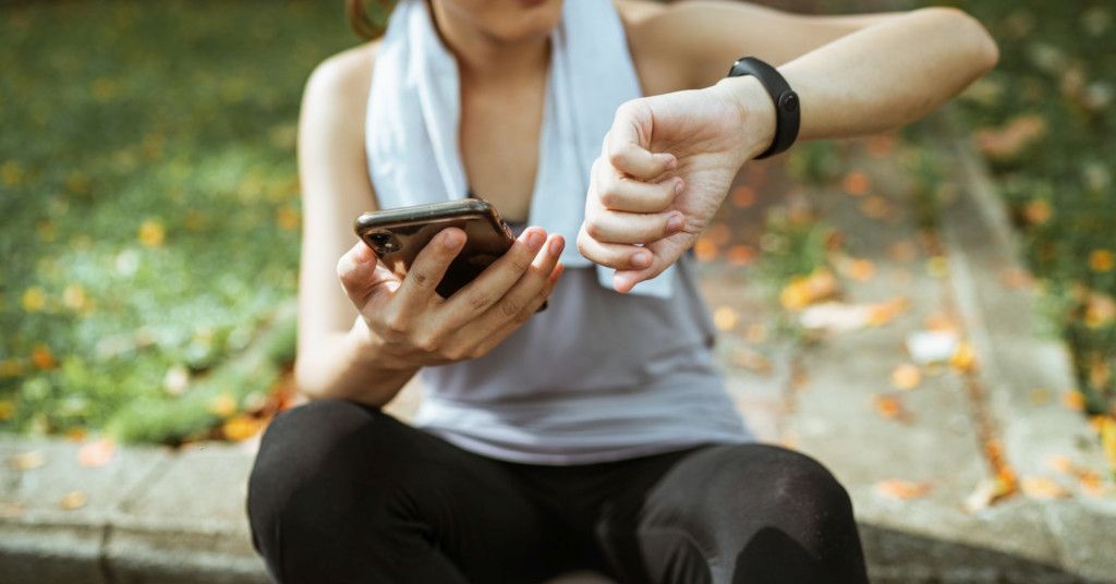 Das Bild zeigt einen Sportler mit Fitness-Tracker und Smartphone als Sinnbild für diese Motivation zur gesunden Bewegung
