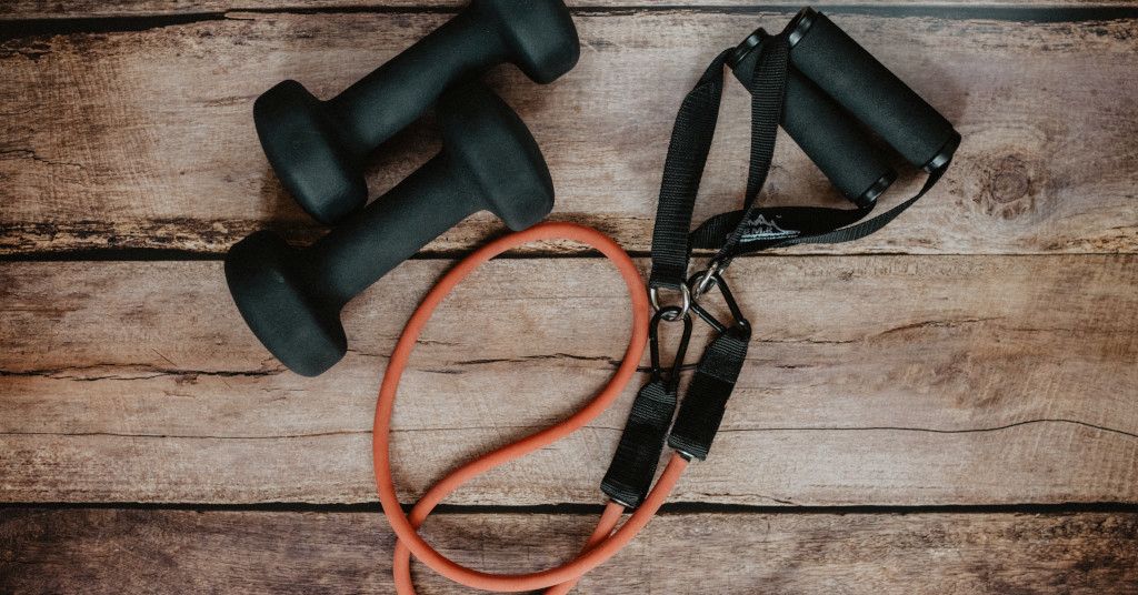 Vom Fitnessband bis zum Schlingen­trainer – so geht Muskel­aufbau ohne Gewichte