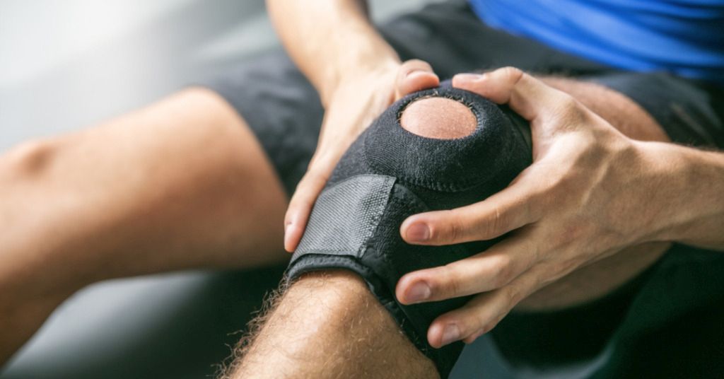 Das Bild zeigt einen Sportler mit Kniebandage als Sinnbild für die Entlastung und Linderung durch die richtige Kniebandagen bei Kniebeschwerden