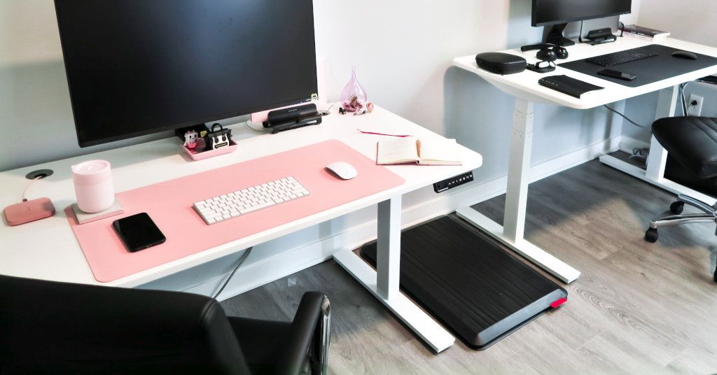 Das Bild zeigt ein ergonomisch eingerichtetes Büro mit einer speziellen Matte als weicher Unterlagen für das gesunde Arbeiten im Stehen