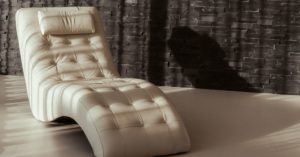 Das Bild zeigt einen bequemen und ergonomisch geformten Relaxsessel im Wohnzimmer als Sinnbild für unterstützende Möbel bis hin zum Gartenstuhl