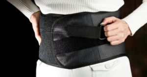 Das Bild zeigte einen Menschen mit einer Rückenbandage zur Entlastung für den Lenden- oder Kreuzbereich bei Rückenbeschwerden