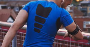 Das Bild zeigt einen Menschen mit einem Funktionsshirt als Sinnbild für die Unterstützung und Entlastung von Rücken und Nacken durch ein Shirt mit Geradehalter