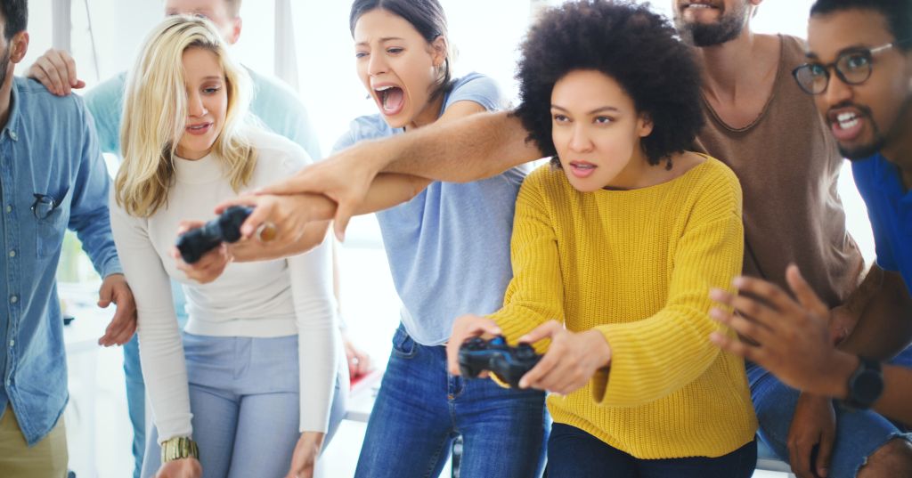 Das Bild zeigt eine Gruppe von aktiven Menschen mit Spielekonsolen als Sinnbild für die Bewegung mit Spaß durch gute Bewegungsspiele