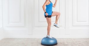Das Bild zeigt eine Frau beim Balancetraining als Sinnbild für ein tolles und wirksames Training der Balance mit den richtigen Übungen und Anleitungen