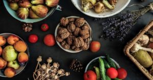 Das Bild zeigt eine Vielzahl gesunder Lebensmittel in kleinen Schalen auf einem Tisch als Sinnbild für eine gesunde Ernährung als Medizin