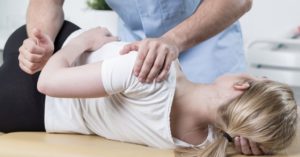 Das Bild zeigt einen Osteopathen bei der manuellen Therapie als Sinnbild für die Verbesserung des Wohlbefindens und der Beweglichkeit durch die Möglichkeiten der Osteopathie