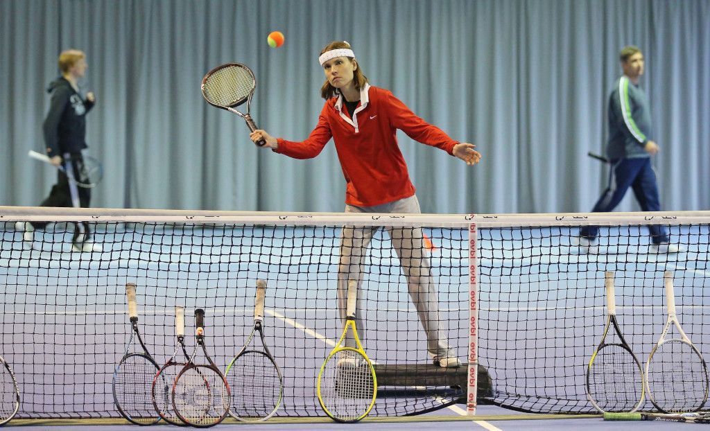Das Bild zeigt Kursteilnehmer bei Übungen mit dem Tennisschläger als Sinnbild für die unterschiedlichen Bewegungen beim Tennis als Gesundheitssport