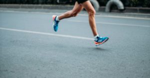 Das Bild zeigt einen Läufer auf der Straße als Sinnbild für die Hilfe und Unterstützung von Läufern durch Lauftipps von den Experten um Motivation und Leistung zu steigern