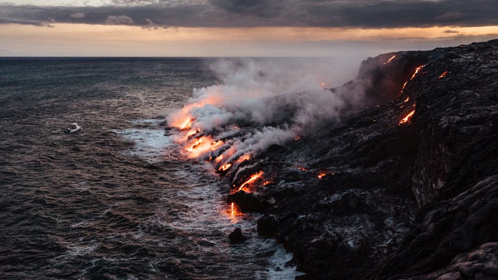 Das Bild zeigt heiße Lava aus einem Vulkan die in das Meer vor Hawaii fließt als Sinnbild für die Trinität der drei Selbste des Menschen aus der Huna-Lehre