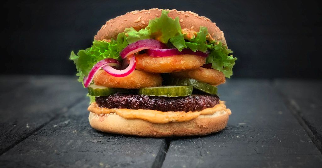 Das Bild zeigt einen leckeren Burger mit Fleischersatzprodukten als Sinnbild für eine ansprechende und leckere Veggie-Ernährung