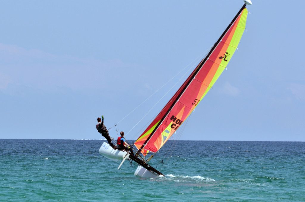 Das Bild zeigt einen Sport-Katamaran bei schneller Fahrt als Sinnbild für den Spaß auf einem solchen Boot beim entspannten Katamaran Segeln