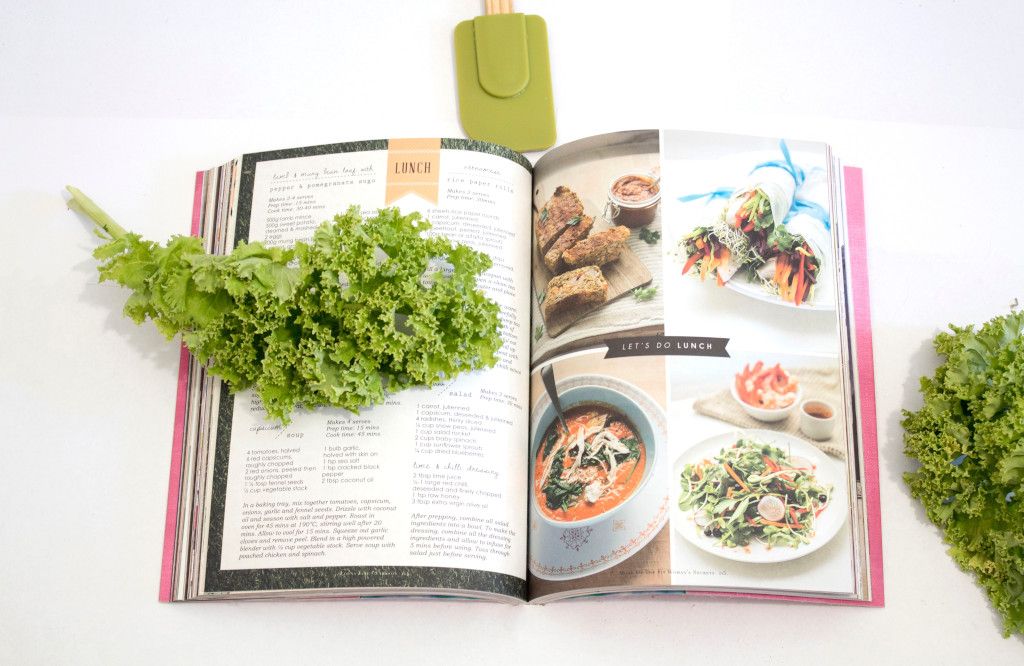 Das Bild zeigt ein aufgeschlagenes Rezeptbuch als Sinnbild für die vielfältigen Anleitungen zur Zubereitung von Lebensmitteln auf deinem Abnehm-Weg