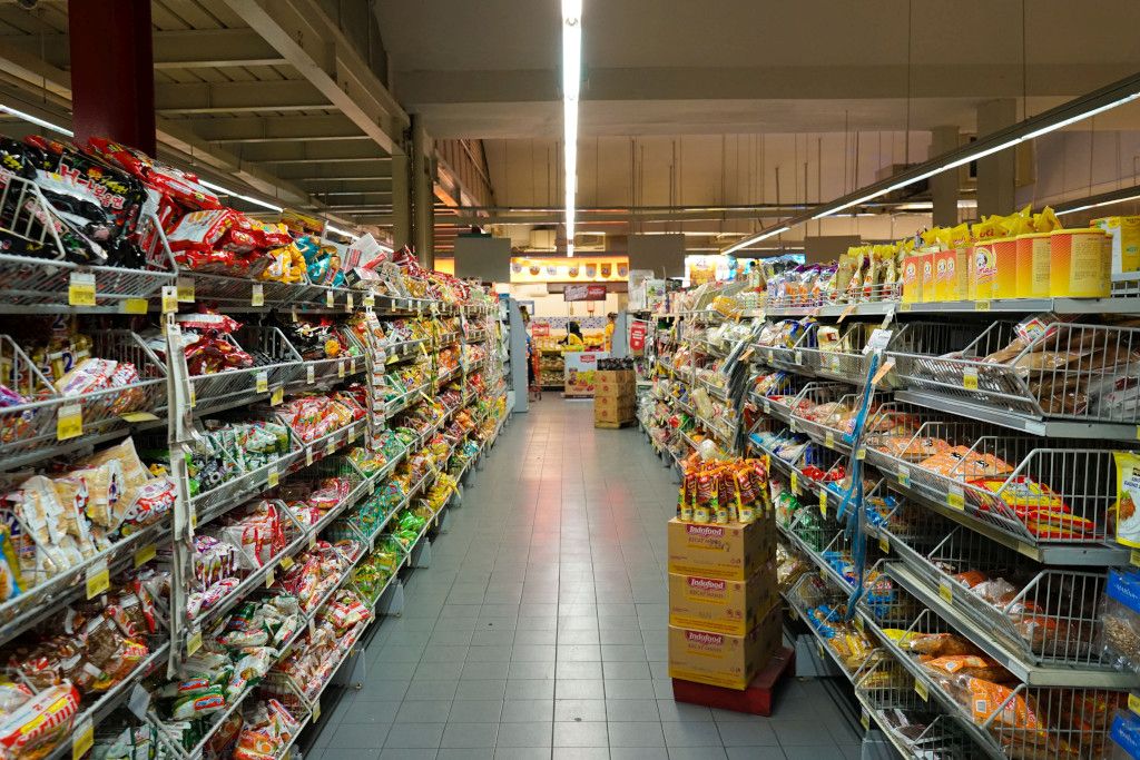 Das Bild zeigt das reichhaltige Lebensmittelangebot im Supermarkt als Sinnbild für die Herausforderungen bei der Beschaffung von Lebensmitteln auf deinem Abnehm-Weg