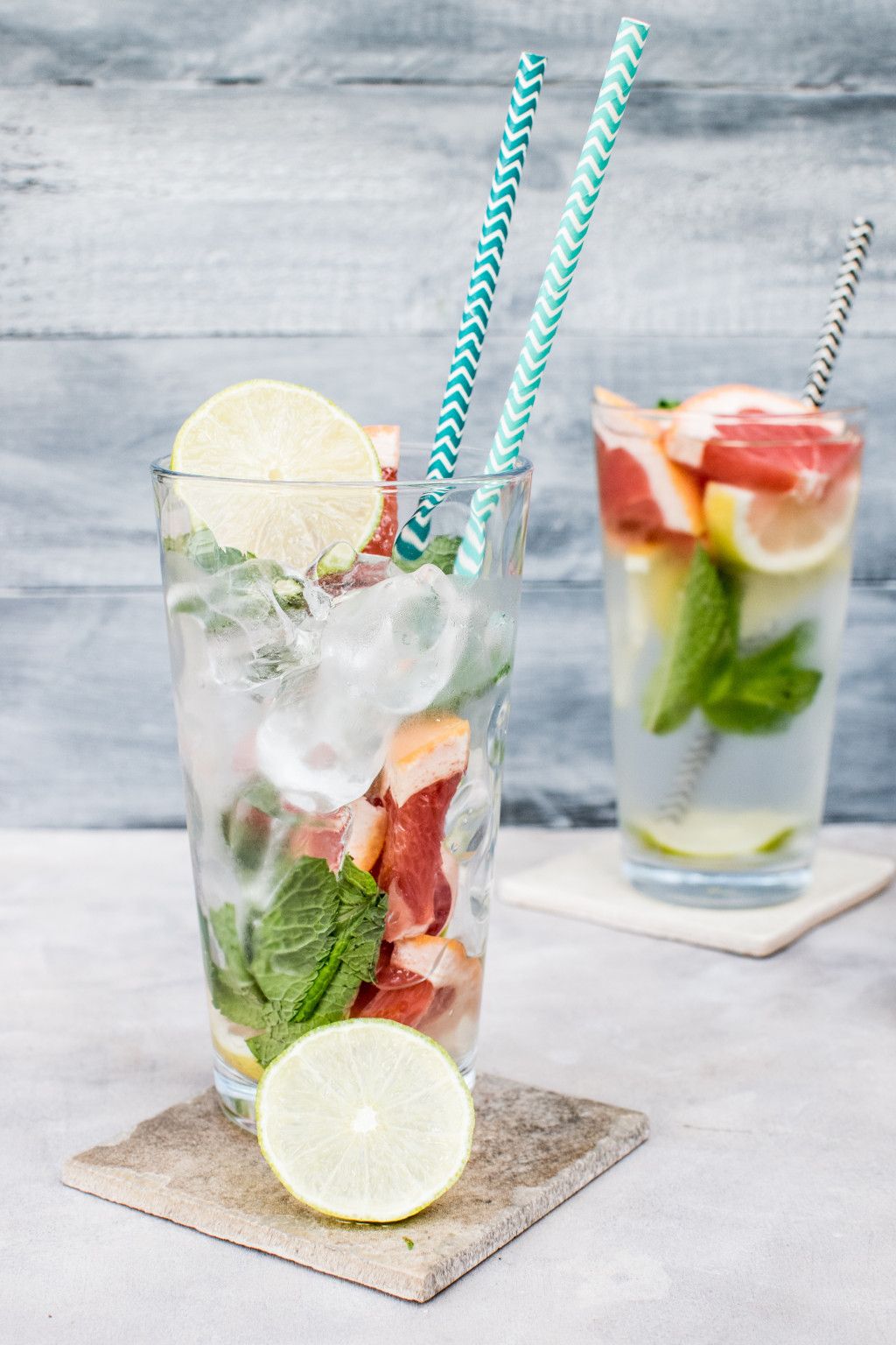 Das Bild zeigt ein Glas mit Wasser und Früchten als Sinnbild für die Bedeutung vom Trinken auf deinem Abnehm-Weg