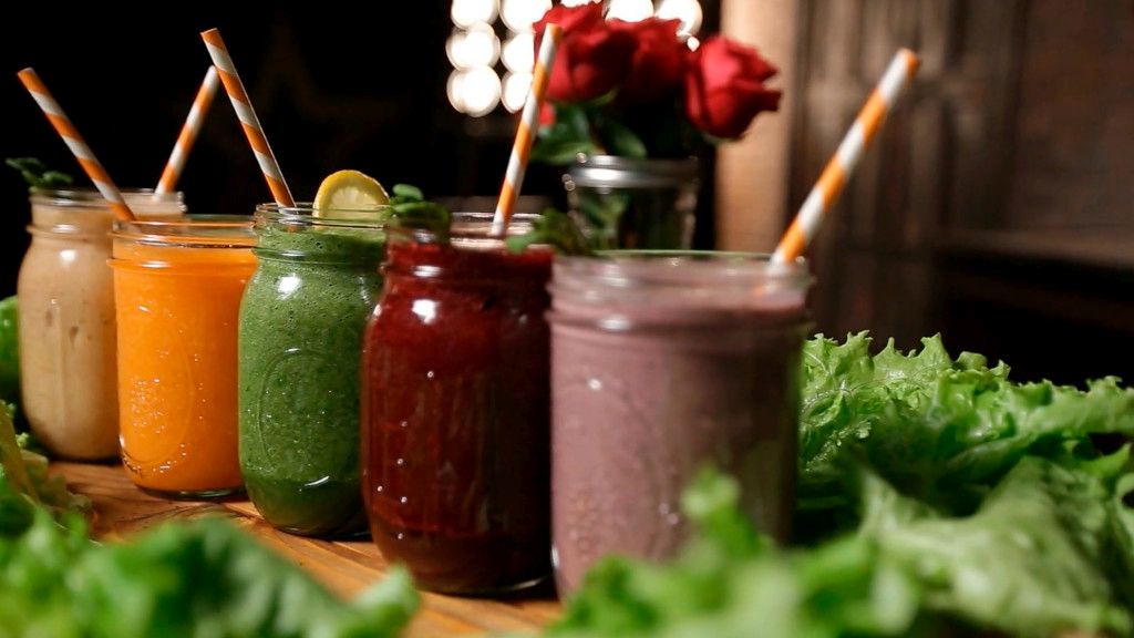 Das Bild zeigt eine Reihe von appetitlichen Smoothies mit tollen Farben auf Basis unterschiedlicher Obst und Gemüse Kombinationen