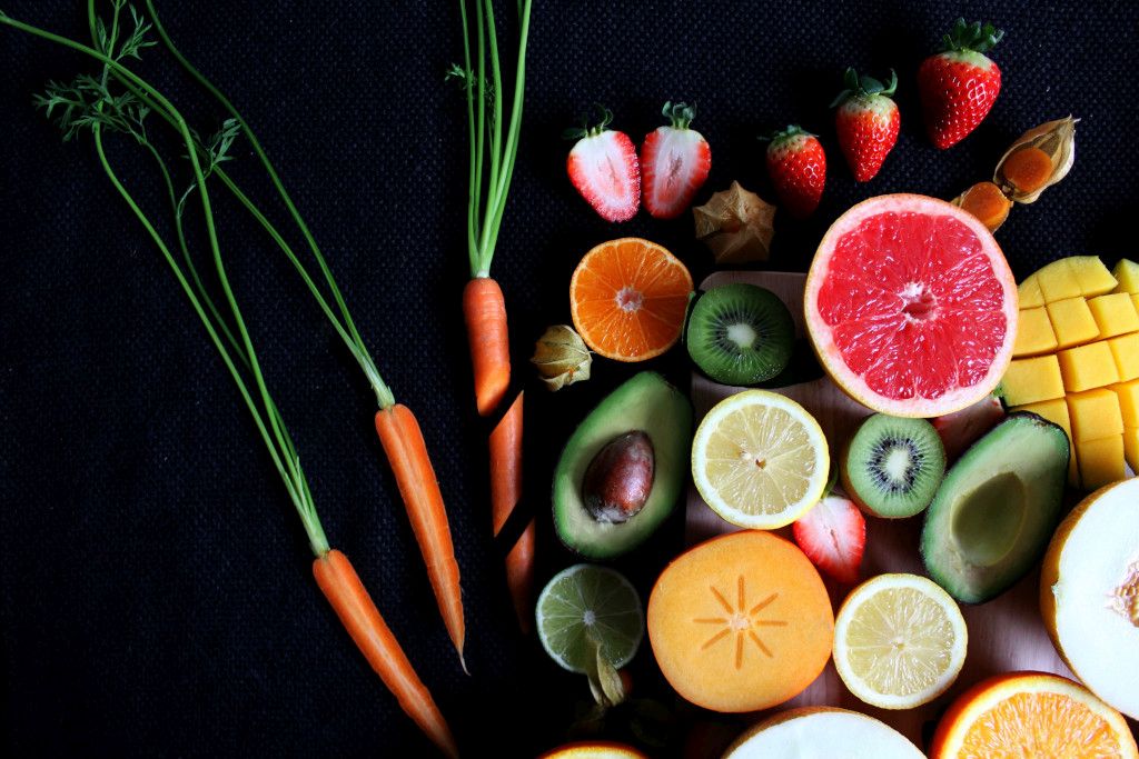Das Bild zeigt eine Vielzahl von aufgeschnittenen Früchten und Gemüse als Sinnbild für die bunte Vielfalt von Obst und Gemüse auf deinem Abnehm-Weg